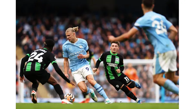 Brighton e Manchester City em duelo pelo primeiro turno da Premier League, no Etihad Stadium (Foto: Naomi Baker/Getty Images)