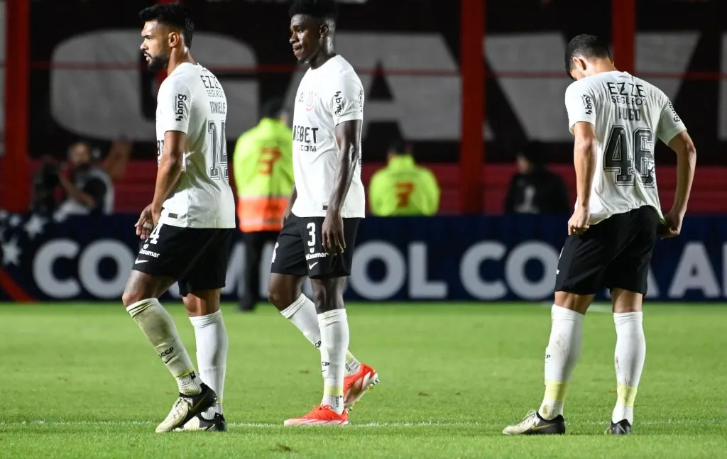 Jogadores do Corinthians lamentam derrota para o Argentinos Juniors. Foto: Fotobairesarg/AGIF