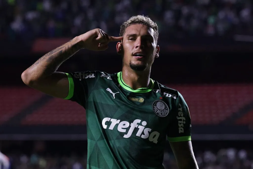 Jogador comemorando um gol pelo Verdão. Foto: Ettore Chiereguini/AGIF