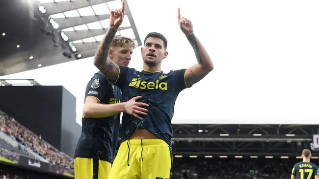 Bruno Guimarães celebrando gol pelo Newcastle. (Photo by Alex Davidson/Getty Images)