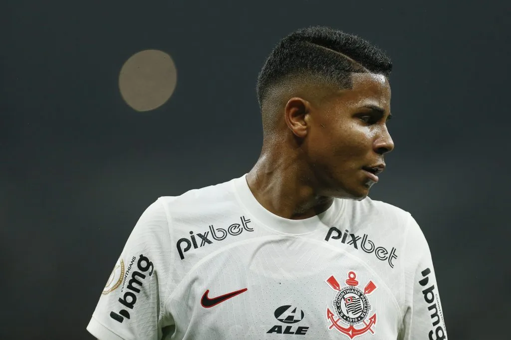 Atacante enfrentando o Athletico Paranaense (Photo by Ricardo Moreira/Getty Images)