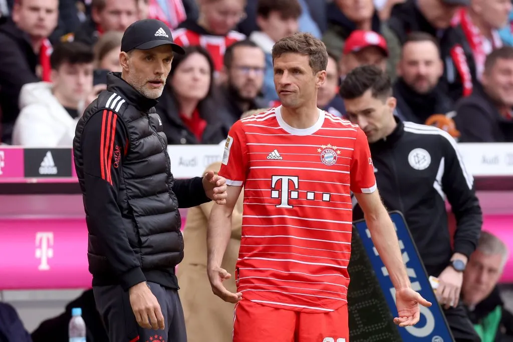 Treinador e jogador debatem no jogo contra o Hertha (Photo by Alexander Hassenstein/Getty Images)