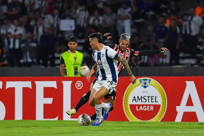 Ferreirinha em ação contra o Talleres. (Photo by Hernan Cortez/Getty Images)