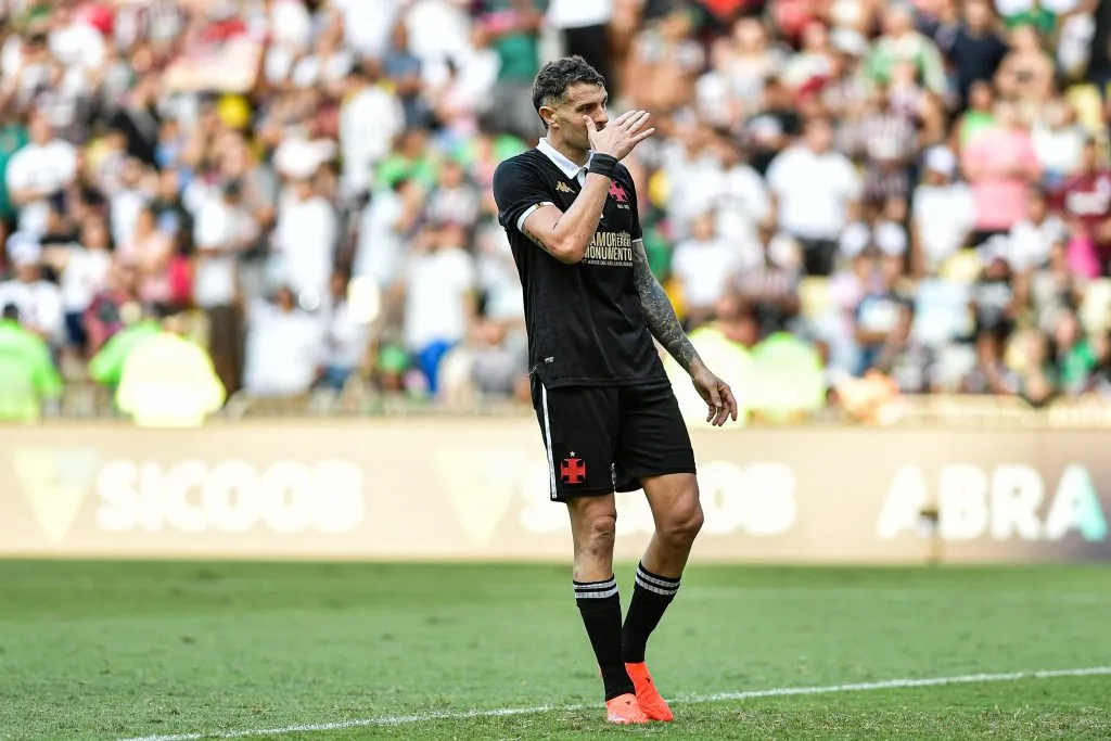 Vegetti vs Fluminense. Foto: Thiago Ribeiro/AGIF