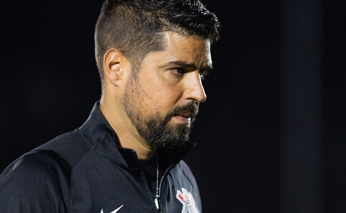 Corinthians atualiza situação de António Oliveira no comando técnico