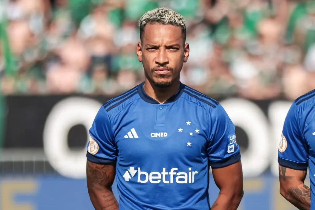 Jogador enfrentando o Coritiba. Foto: Robson Mafra/AGIF