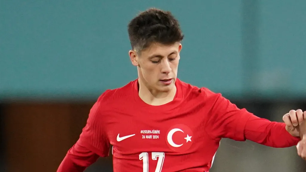 Arda Güler espera oportunidades no Real Madrid (Foto: Christian Hofer/Getty Images)