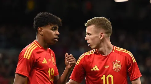 Lamine Yamal e Dani Olmo lado a lado na Seleção Espanhola. Foto: Denis Doyle/Getty Images