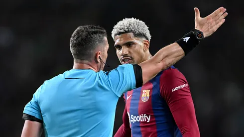 Araújo desabafou após expulsão decisiva (Foto: David Ramos/Getty Images)