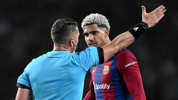 Araújo desabafou após expulsão decisiva (Foto: David Ramos/Getty Images)