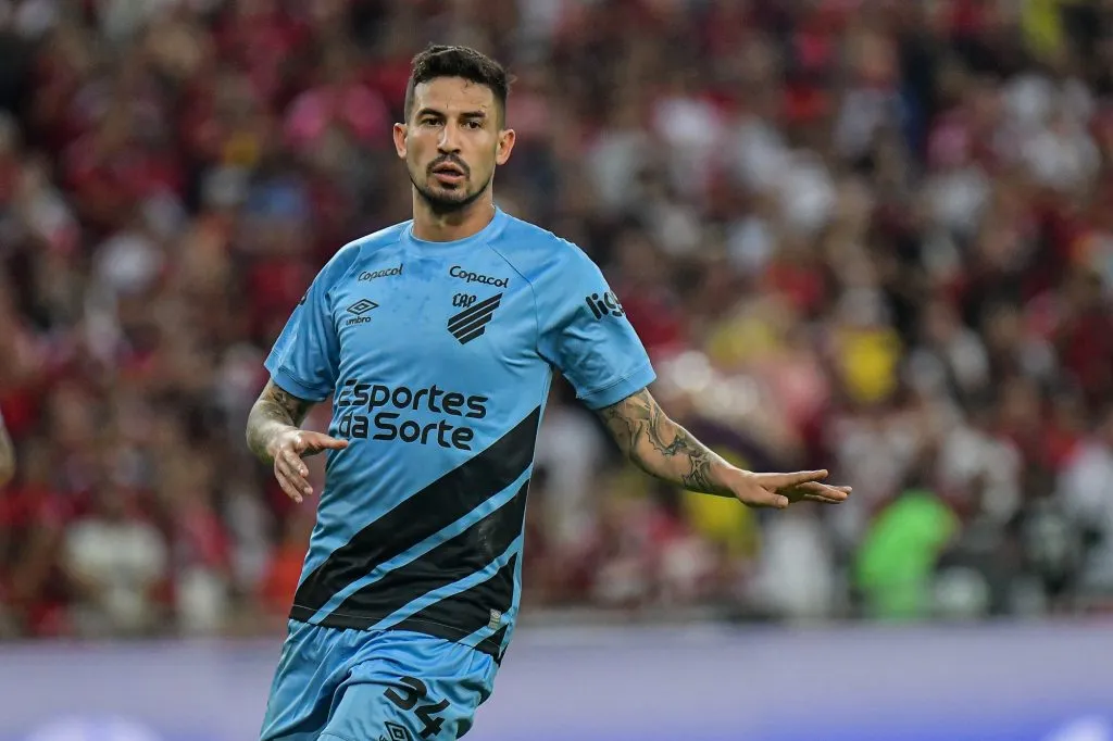 Zagueiro em campo pelo Athletico. Foto: Thiago Ribeiro/AGIF