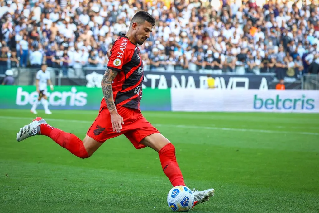Pedro Henrique em ação pelo Athletico. Foto: Marcello Zambrana/AGIF