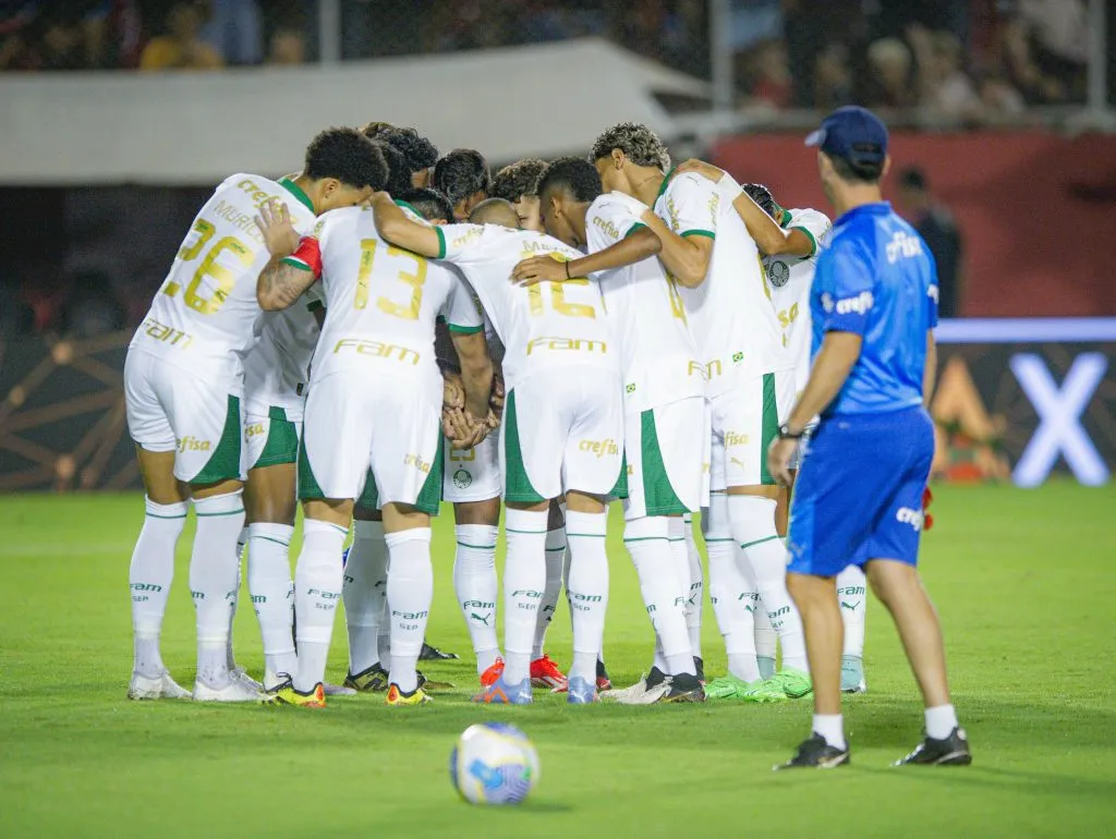 Elenco do Palmeiras no gramado do Barradão | Foto: Jhony Pinho/AGIF
