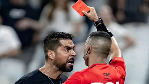 António Oliveira se revolta com o árbitro Yuri Elino | Foto: Leonardo Lima/AGIF