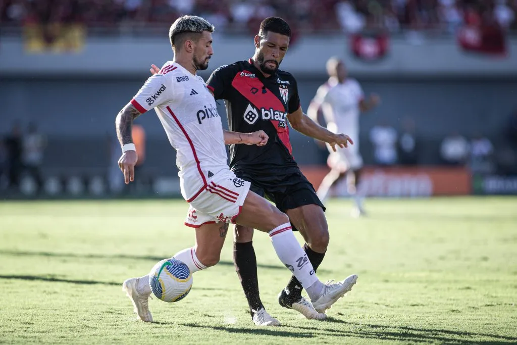 Arrascaeta durante a partida entre Atlético-Go x Flamengo Foto: Isabela Azine/AGIF