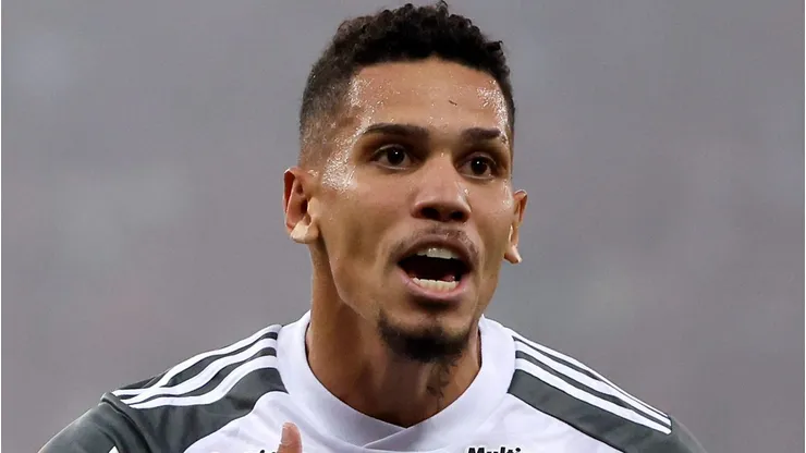 R$ 109 mi Paulinho pode deixar o Atlético Mineiro para vestir vermelho (Photo by Buda Mendes/Getty Images)