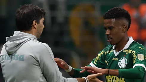 Abel Ferreira e Estêvão se cumprimentam após gol marcado. Foto: Cesar Greco/Palmeiras