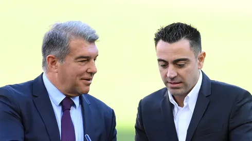 Xavi dá recomendação para Joan Laporta. Foto: David Ramos/Getty Images