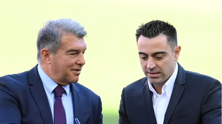 Xavi dá recomendação para Joan Laporta. Foto: David Ramos/Getty Images