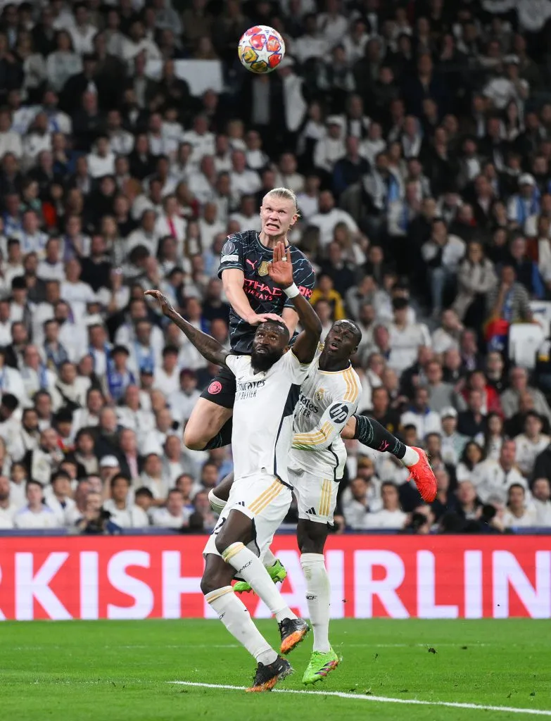 Pep Guardiola saiu em defesa de Haaland após duelo contra o Real Madrid na Champions League. (Photo by David Ramos/Getty Images)