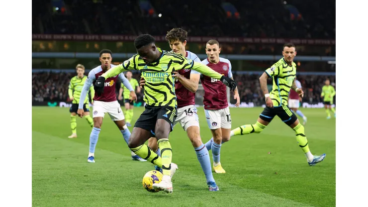 Saka e Pau Torres duelam em dividida no jogo entre Arsenal e Aston Villa, pela Premier League (Foto: Catherine Ivill/Getty Images)