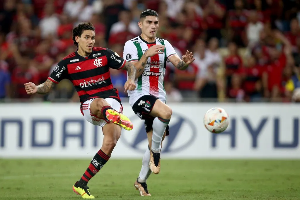 Pedro disputa bola com zagueiro do Palestino. (Photo by Wagner Meier/Getty Images)