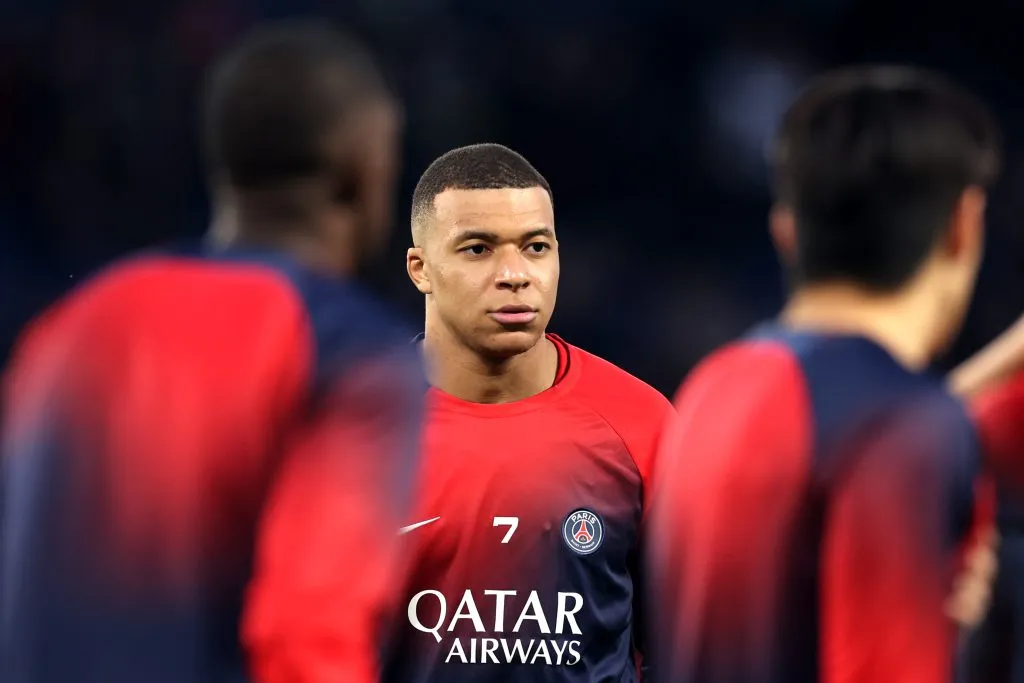 Mbappé tem noite apagada. (Photo by Alex Pantling/Getty Images)