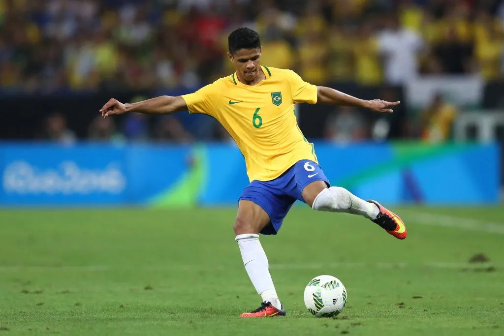 Douglas Santos na final diante da Alemanha (Photo by Clive Mason/Getty Images)