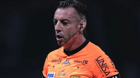 Árbitro Rafael Claus em ação na final do paulistão entre Palmeiras e Santos. Foto: Ettore Chiereguini/AGIF