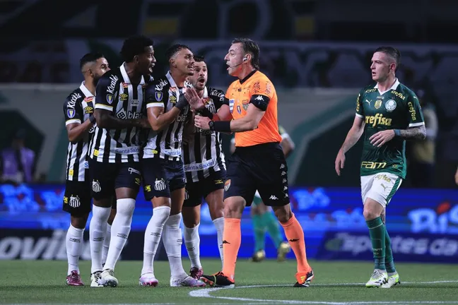 Jogadores do Santos reclamam com o árbitro Rafael Claus na final do Paulistão contra o Palmeiras  | Foto: Ettore Chiereguini/AGIF