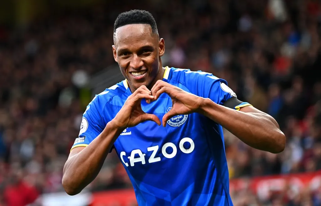 Yerry Mina celebrando gol pelo Everton. (Photo by Clive Mason/Getty Images)