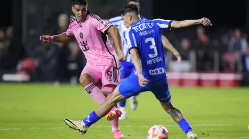 Suárez enfrenta o marcador do Monterrey em duelo de ida nas quartas de final da Concachampions (Foto: Rich Storry/Getty Images)