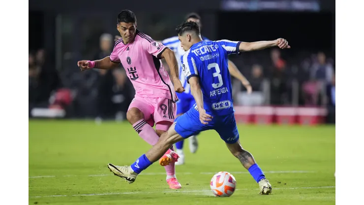 Suárez enfrenta o marcador do Monterrey em duelo de ida nas quartas de final da Concachampions (Foto: Rich Storry/Getty Images)