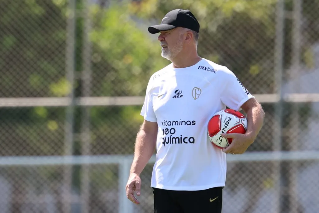 Mano Menezes em um treino do Corinthians. Foto: Marcello Zambrana/AGIF