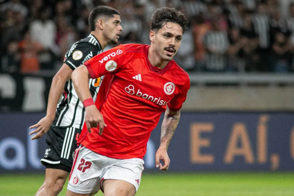 Jogador enfrentando o Atlético Mineiro. Foto: Fernando Moreno/AGIF