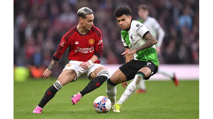 Antony e Luís Díaz duelam no Old Trafford em Manchester United x Liverpool, pela Copa da Inglaterra (Foto: Stu Forster/Getty Images)