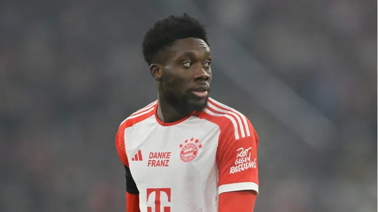 Bayern topa liberar Davies ao Real Madrid sem custos, mas pede 2 jogadores em troca. (Photo by Sebastian Widmann/Getty Images)