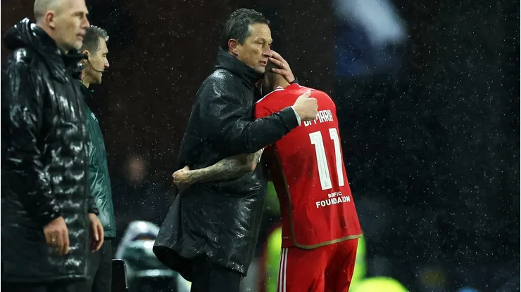 Roger Schmidt, Head Coach of SL Benfica, embraces Angel Di Maria . (Photo by Ian MacNicol/Getty Images)