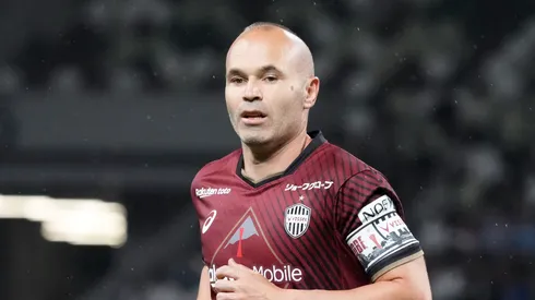 Iniesta agitou os santistas na web (Foto: Koji Watanabe/Getty Images)