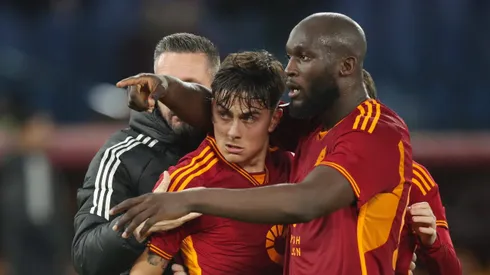 ROME, ITALY - JANUARY 03: Paulo Dybala of AS Roma celebrates with teammate Romelu Lukaku after scoring their team's second goal from the penalty spot during the Coppa Italia Round of 16 match between AS Roma and Cremonese at Stadio Olimpico on January 03, 2024 in Rome, Italy. (Foto: Paolo Bruno/Getty Images)
