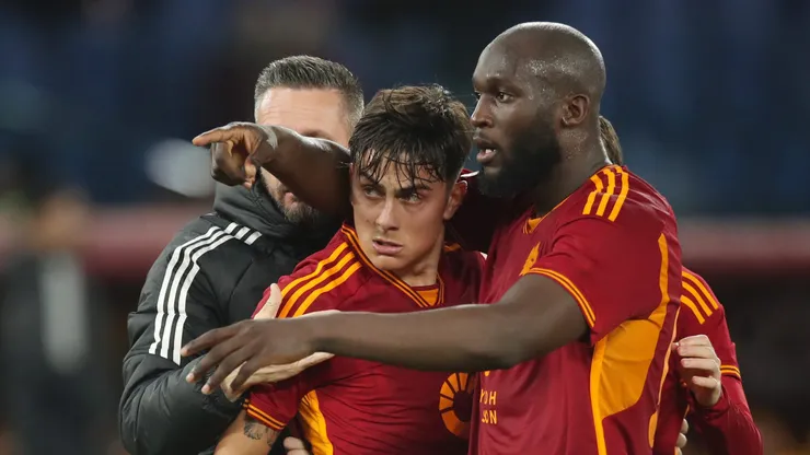 ROME, ITALY - JANUARY 03: Paulo Dybala of AS Roma celebrates with teammate Romelu Lukaku after scoring their team's second goal from the penalty spot during the Coppa Italia Round of 16 match between AS Roma and Cremonese at Stadio Olimpico on January 03, 2024 in Rome, Italy. (Foto: Paolo Bruno/Getty Images)