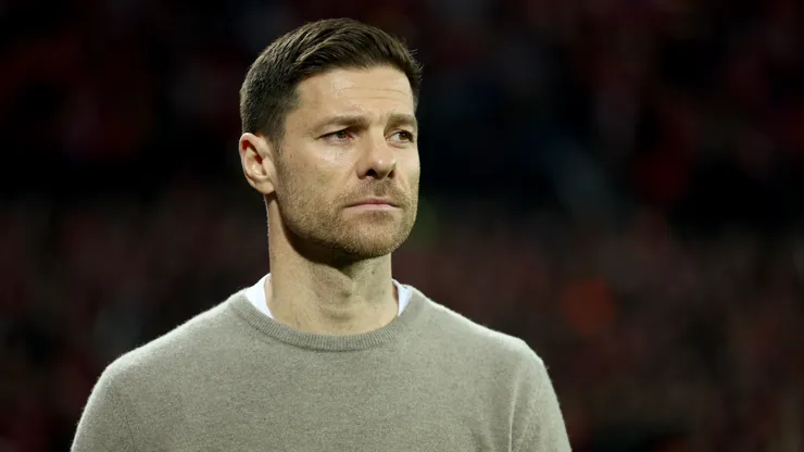 Xabi Alonso anunciou sua permanência no Bayer Leverkusen (Foto: Lars Baron/Getty Images)