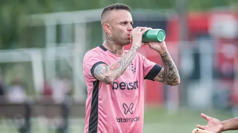 Vitória já conta com o ex-gremista Luan (Foto: Victor Ferreira/EC Vitória/Divulgação)