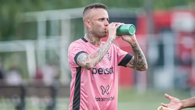 Vitória já conta com o ex-gremista Luan (Foto: Victor Ferreira/EC Vitória/Divulgação)