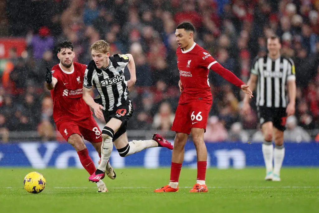 Trent Alexander-Arnold em ação contra o Newcastle United. (Photo by Jan Kruger/Getty Images)