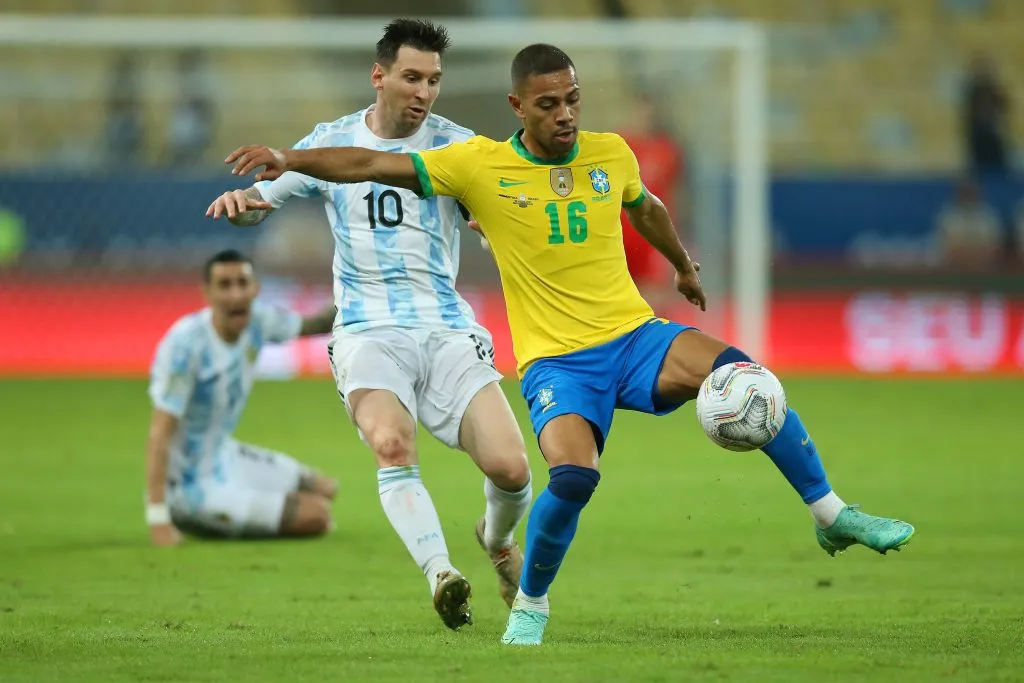 Renan Lodi pela Seleção Brasileira contra a Argentina. (Photo by Alexandre Schneider/Getty Images)