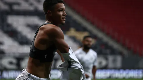 BRASILIA, BRAZIL – APRIL 13: Marcos Leonardo of Santos celebrates after scoring the opening goal during a third round second leg match between Santos and San Lorenzo as part of Copa CONMBEOL Libertadores at Mane Garrincha Stadium on April 13, 2021 in Brasilia, Brazil. (Photo by Buda Mendes/Getty Images)