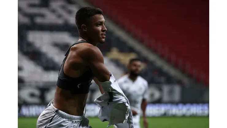 BRASILIA, BRAZIL - APRIL 13: Marcos Leonardo of Santos celebrates after scoring the opening goal during a third round second leg match between Santos and San Lorenzo as part of Copa CONMBEOL Libertadores at Mane Garrincha Stadium on April 13, 2021 in Brasilia, Brazil. (Photo by Buda Mendes/Getty Images)