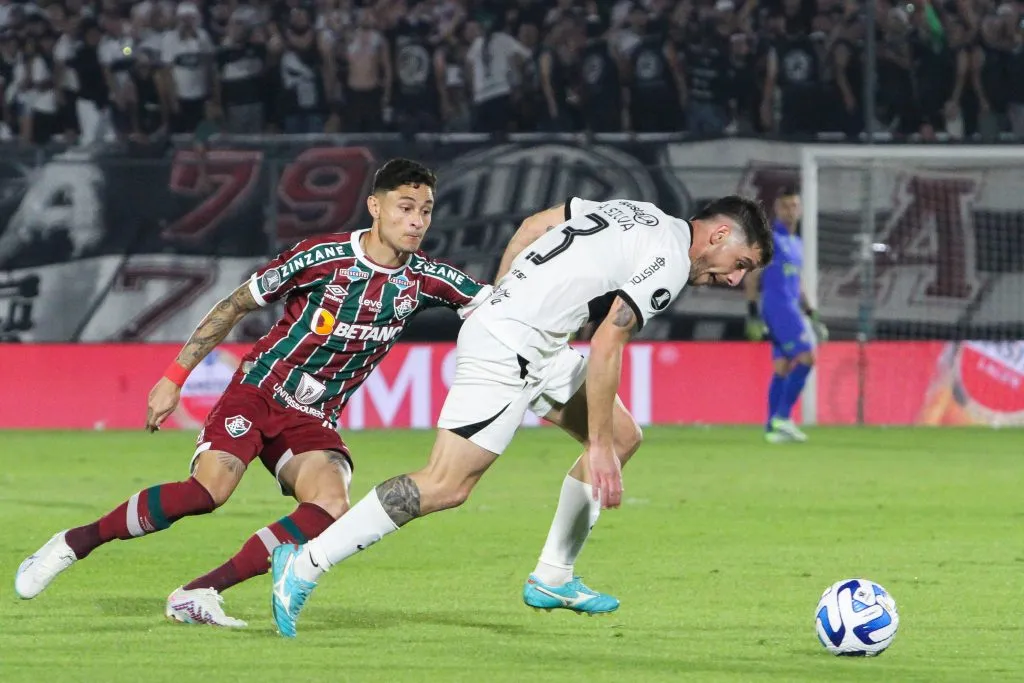 Diogo Barbosa em ação contra o Olímpia pela Libertadores. (Photo by Christian Alvarenga/Getty Images)