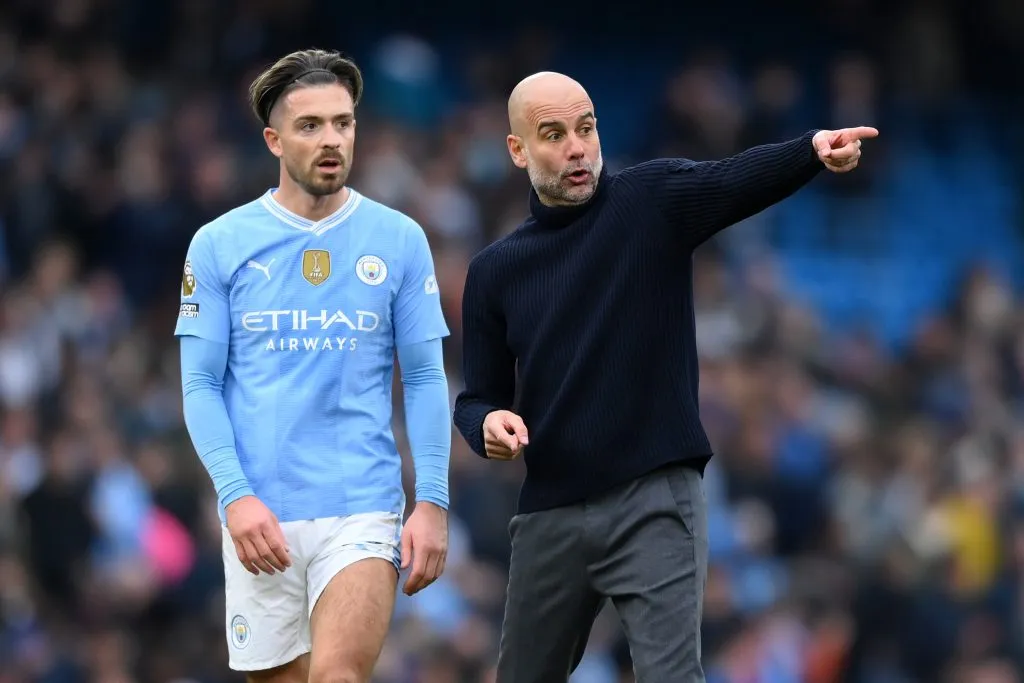 Pep Guardiola dá bronca em Grealish após duelo contra o Arsenal (Photo by Justin Setterfield/Getty Images) 